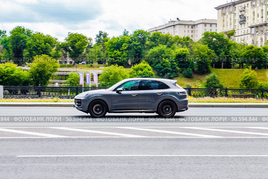 Porsche Cayenne GTS rides on city road, side view. Редакционное фото, фотограф Константин Григорьев / Фотобанк Лори