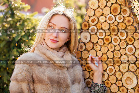 Portrait close up of young beautiful happy woman. Стоковое фото, фотограф Андрей Аркуша / Фотобанк Лори