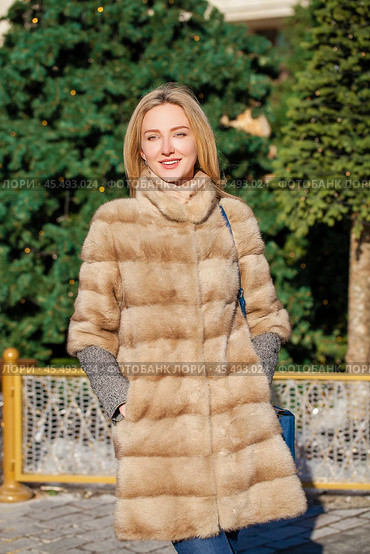 Portrait close up of young beautiful happy woman. Стоковое фото, фотограф Андрей Аркуша / Фотобанк Лори