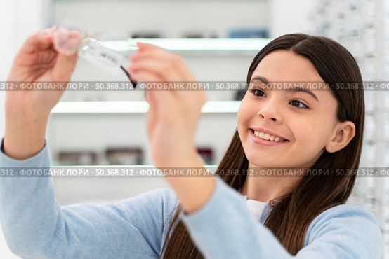 portrait girl eyeglasses store choosing pair 5. portrait girl eyeglasses store choosing pair 4. Стоковое фото, агентство Ingram Publishing / Фотобанк Лори