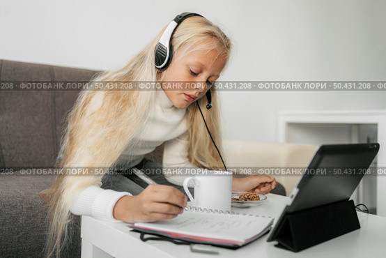 portrait girl paying attention online class 10. Стоковое фото, агентство Ingram Publishing / Фотобанк Лори