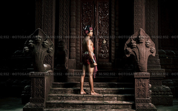 Portrait Handsome shirtless man in turban on head and beautiful silver ornament, The actor in Perform on legend love popular story, Thai Isan folktale called "Phadaeng and Nang-ai" in acient site. Стоковое фото, агентство Ingram Publishing / Фотобанк Лори