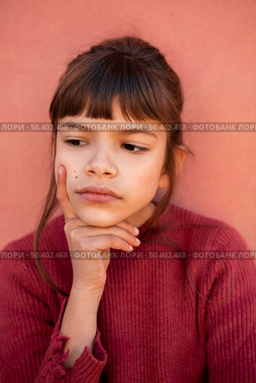 portrait little girl being serious. Стоковое фото, агентство Ingram Publishing / Фотобанк Лори