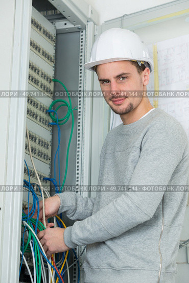 portrait of a lineman fixing some wires. Стоковое фото, агентство Ingram Publishing / Фотобанк Лори