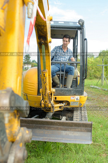 portrait of a man operating a backhoe. Стоковое фото, агентство Ingram Publishing / Фотобанк Лори