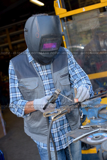 portrait of a man using welder. Стоковое фото, агентство Ingram Publishing / Фотобанк Лори