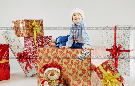 Portrait of a small boy on the large gift. Стоковое фото, агентство Ingram Publishing / Фотобанк Лори