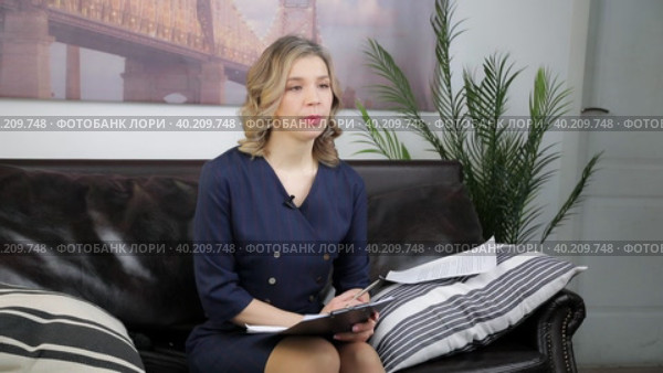 Portrait of a successful female psychologist in her office, notebook in hand, on the couch. Стоковое видео, видеограф Юрий Поздников / Фотобанк Лори