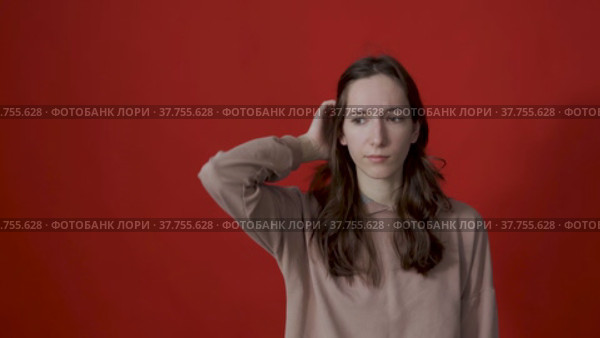 Portrait of a thoughtful young woman with long hair, thinking intensely, pondering a solution to a problem. Стоковое видео, видеограф Владимир Федоров / Фотобанк Лори