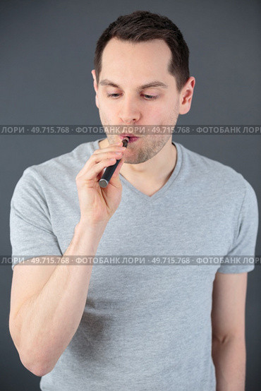 portrait of a vaping man. Стоковое фото, агентство Ingram Publishing / Фотобанк Лори