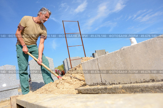 portrait of a worker digging a grave. Стоковое фото, агентство Ingram Publishing / Фотобанк Лори