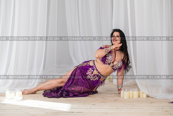 Portrait of a young attractive brunette woman in oriental dance costume. Стоковое фото, фотограф Андрей Аркуша / Фотобанк Лори