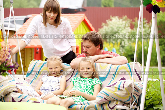 Portrait of a young family with two children. Стоковое фото, фотограф Андрей Аркуша / Фотобанк Лори
