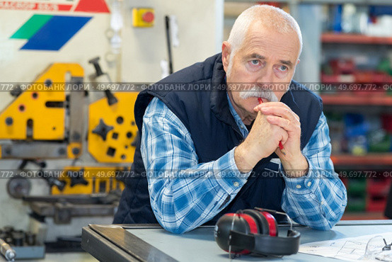 portrait of an industrial worker resting. Стоковое фото, агентство Ingram Publishing / Фотобанк Лори