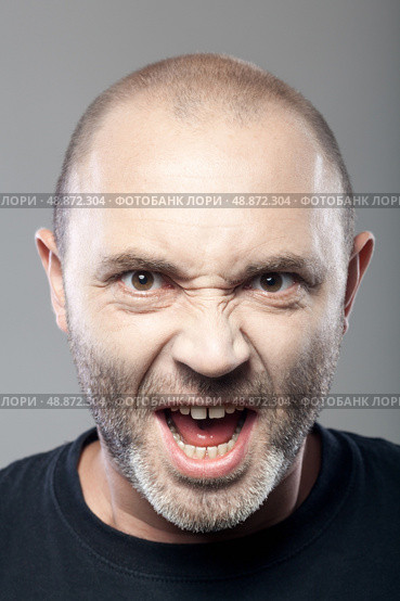 portrait of angry man screaming isolated on gray background. Стоковое фото, агентство Ingram Publishing / Фотобанк Лори