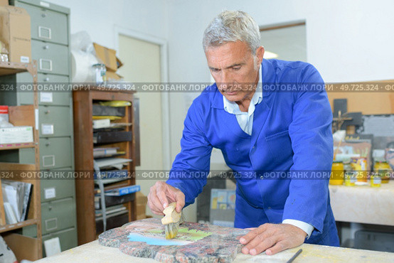 portrait of artisan in workshop. Стоковое фото, агентство Ingram Publishing / Фотобанк Лори