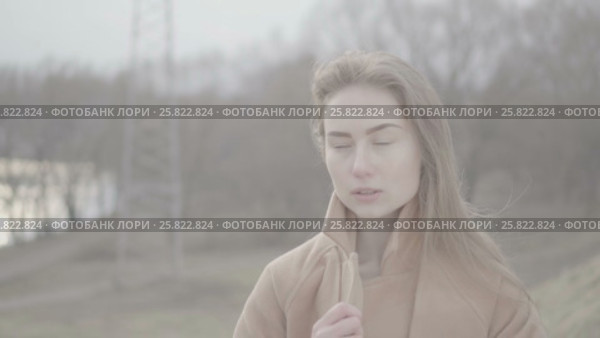 Portrait of Attractive Smiling Caucasian Ethnicity Woman in Urban Environment. Стоковое видео, видеограф Серёга / Фотобанк Лори
