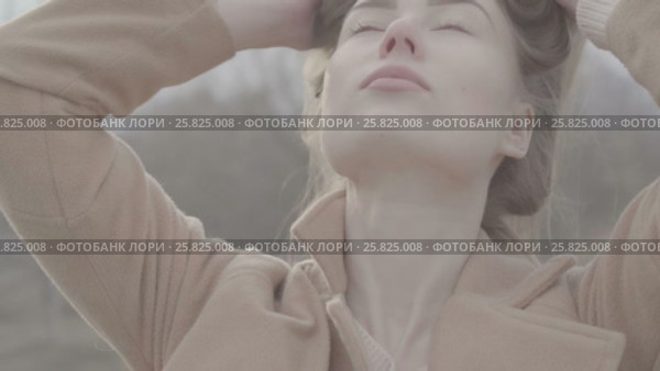 Portrait of Attractive Smiling Caucasian Ethnicity Woman in Urban Environment. Стоковое видео, видеограф Серёга / Фотобанк Лори