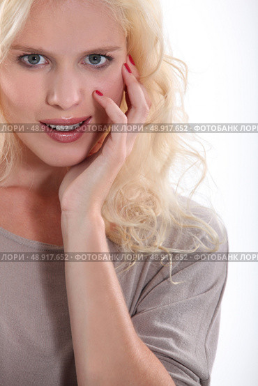 portrait of beautiful blonde in her twenties. Стоковое фото, агентство Ingram Publishing / Фотобанк Лори