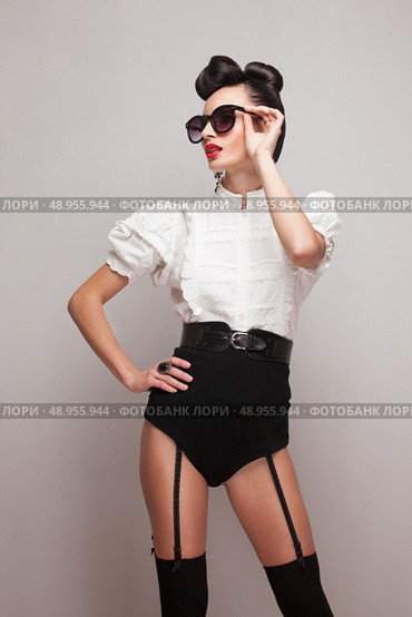 portrait of beautiful vintage styling model wearing round black sunglasses. Стоковое фото, агентство Ingram Publishing / Фотобанк Лори