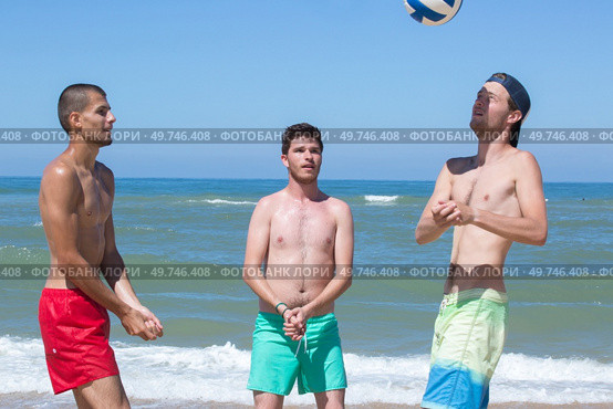 portrait of boys playing beach volleyball. Стоковое фото, агентство Ingram Publishing / Фотобанк Лори