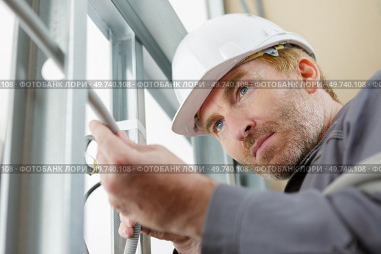 portrait of builder carrying out home improvements. Стоковое фото, агентство Ingram Publishing / Фотобанк Лори