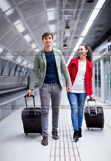 Portrait of couple with wheeled trollers at subway platform. Стоковое фото, фотограф Яков Филимонов / Фотобанк Лори