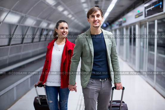 Portrait of couple with wheeled trollers at subway platform. Стоковое фото, фотограф Яков Филимонов / Фотобанк Лори