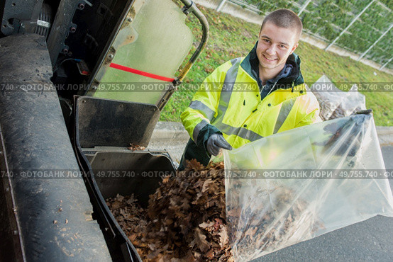 portrait of dustman collecting leaves. Стоковое фото, агентство Ingram Publishing / Фотобанк Лори