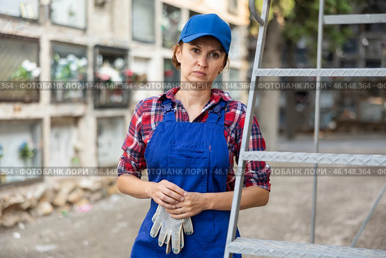 Portrait of female cemetery worker in overalls. Стоковое фото, фотограф Яков Филимонов / Фотобанк Лори