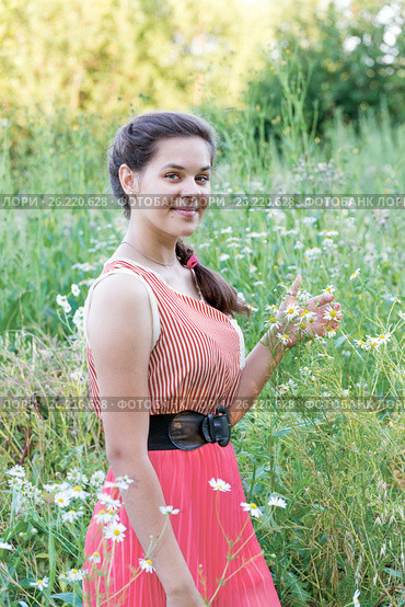Portrait of girl in a chamomile field. Стоковое фото, фотограф Володина Ольга / Фотобанк Лори
