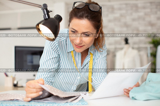 portrait of happy woman in studio. Стоковое фото, агентство Ingram Publishing / Фотобанк Лори
