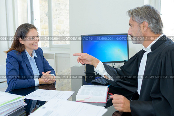 portrait of judge meeting lawyer. Стоковое фото, агентство Ingram Publishing / Фотобанк Лори