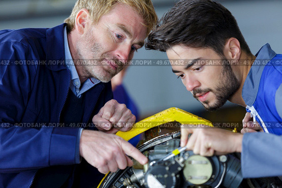 portrait of male car mechanics at work. Стоковое фото, агентство Ingram Publishing / Фотобанк Лори