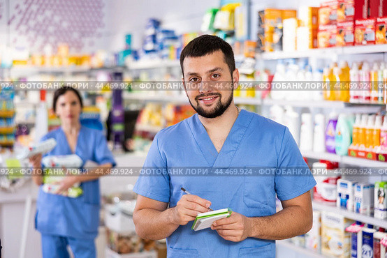 Portrait of male druggist in drugstore. Стоковое фото, фотограф Яков Филимонов / Фотобанк Лори