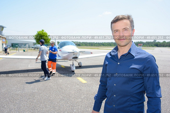 Portrait of man at airport. Стоковое фото, агентство Ingram Publishing / Фотобанк Лори