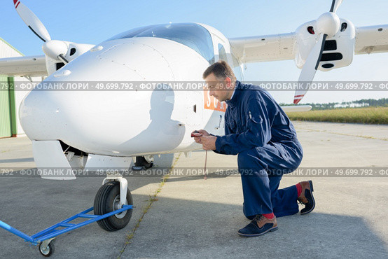 portrait of man maintenance on jet. Стоковое фото, агентство Ingram Publishing / Фотобанк Лори