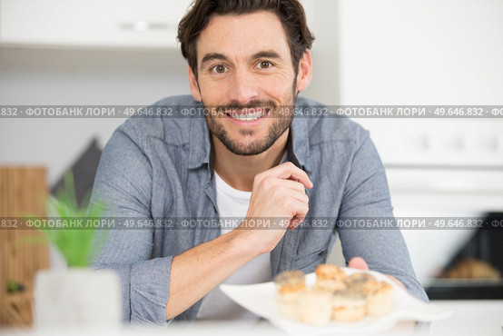 portrait of man with a plate of canapes. Стоковое фото, агентство Ingram Publishing / Фотобанк Лори