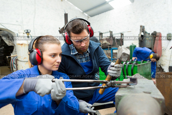 portrait of people forging metal bolts. Стоковое фото, агентство Ingram Publishing / Фотобанк Лори