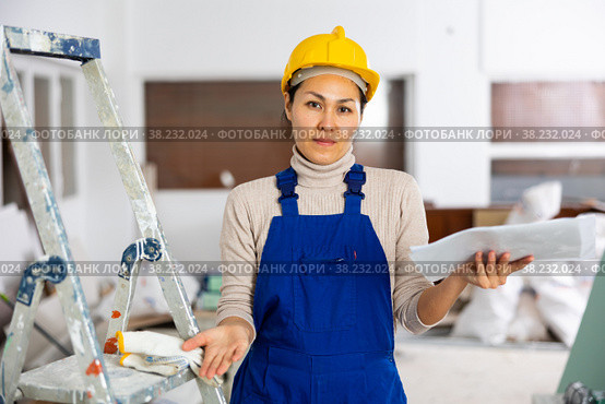 Portrait of questionable woman builder with documentation. Стоковое фото, фотограф Яков Филимонов / Фотобанк Лори