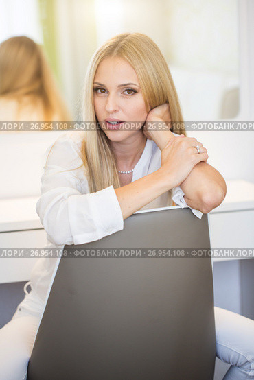 Portrait of smiling woman. Стоковое фото, фотограф Кирилл Греков / Фотобанк Лори