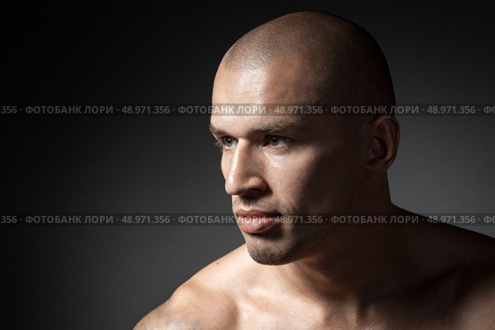 portrait of strong man isolated on dark background. Стоковое фото, агентство Ingram Publishing / Фотобанк Лори