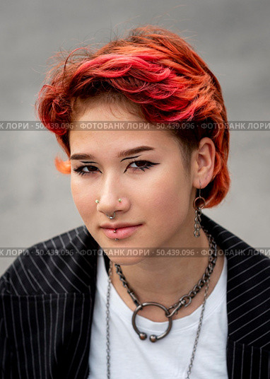 portrait redhead non binary person smiling. Стоковое фото, агентство Ingram Publishing / Фотобанк Лори