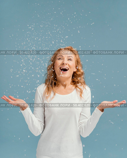 portrait woman laughing looking confetti 2. Стоковое фото, агентство Ingram Publishing / Фотобанк Лори