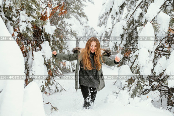 portrait young woman winter day 17. Стоковое фото, агентство Ingram Publishing / Фотобанк Лори
