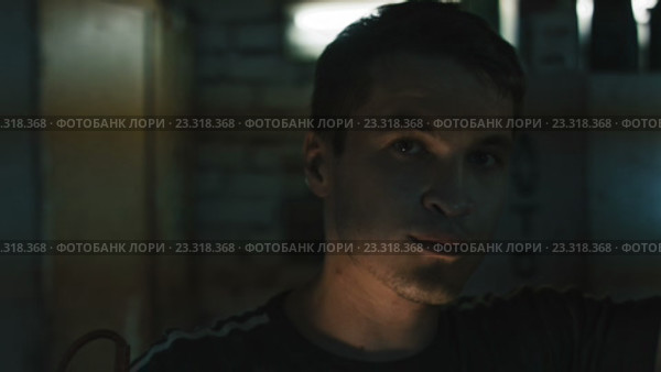 Портрет автомеханика в автосервисе. Стоковое видео, видеограф Константин Шишкин / Фотобанк Лори