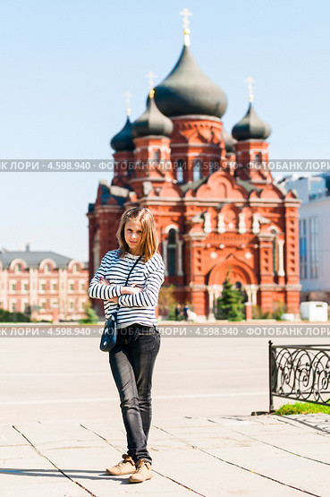 Портрет девочки-подростка на фоне храма. Стоковое фото, фотограф Игорь Низов / Фотобанк Лори