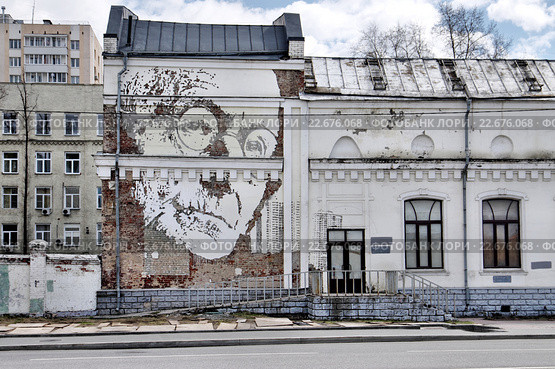 Портрет Германа Гессе (Стена Гессе), Саввинская набережная д. 27. Москва (2016 год). Редакционное фото, фотограф Илюхина Наталья / Фотобанк Лори