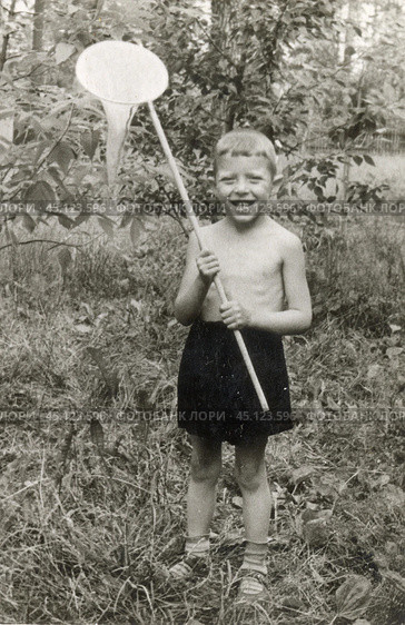 Портрет мальчика с сачком и в шортах на природе. Стоковое фото, фотограф Retro / Фотобанк Лори