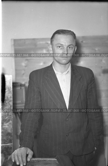 Портрет мужчины средних лет в помещении, человек позирует, стоя в тёмном полосатом пиджаке и белой рубашке, он смотрит камеру с серьёзным выражением лица, город Киренск. Редакционное фото, фотограф Варфоломей Тетерин / Фотобанк Лори